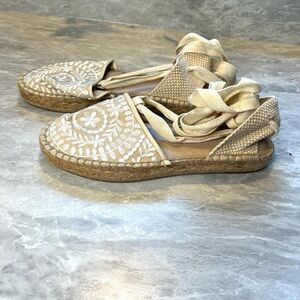 Aldo Women’s Beige White Embroidered Senorita Lace Up Espadrilles Size 8 NWOB